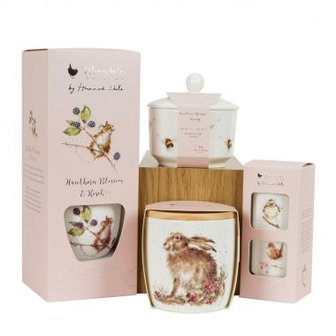 Wrendale-geurkaars-big-deksel-hout-fragranced_candle-ceramic-wood-Hedgerow Hawthorn Blossom &amp; Rosehip-pink-Hare-haas-65bhrs