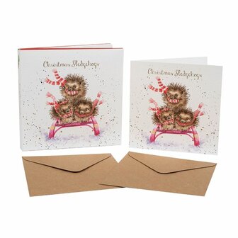 Wrendale-Kerstkaarten-enveloppen-8_stuks-CHRISTMAS_SLEDGEHOGS-3-Egels-rode-sjaal-op-slee-sneeuw-XB045