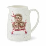 Wrendale Designs Posy Jug HEDGEHOG klein melkkannetje 3 Egels op een rode slee Wrendale Designs Posy Jug HEDGEHOG klein melkkannetje 3 Egels op een rode slee