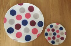 Gebakstel Love Shakes BUBBLE GUM 1 schaal 37.5cm en 6 bordjes van glas, stippen Gebakstel Love Shakes BUBBLE GUM 1 schaal 37.5cm en 6 bordjes van glas, stippen