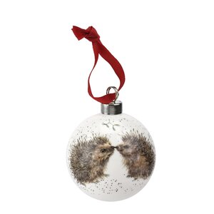 XMAS Bauble 6,6cm Wrendale HEDGEHUGS Kerstbal met Hedgehogs 2 Egels kussen onder de Mistletoe 