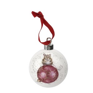 XMAS Bauble 6,6cm Wrendale STIRRING MOUSE Muis op een rode Kerstbal 