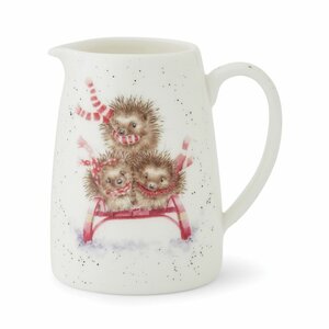 Wrendale Designs Posy Jug HEDGEHOG klein melkkannetje 3 Egels op een rode slee